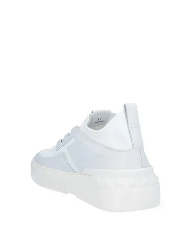 https://images.styletyx.com/images/white-sneakers-tod-s-no-code-1910369384_3.webp