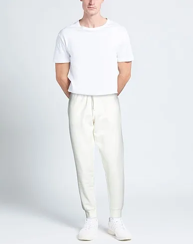 https://images.styletyx.com/images/white-sweatshirt-casual-pants-selected-homme-911624385_2.webp