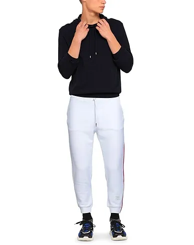 https://images.styletyx.com/images/white-sweatshirt-casual-pants-thom-browne-630642592_2.webp