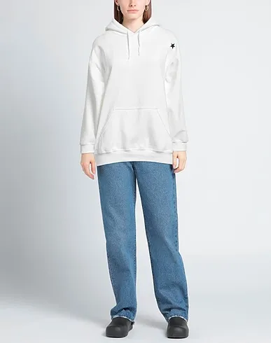https://images.styletyx.com/images/white-sweatshirt-hooded-sweatshirt-the-editor-1249189309_2.webp