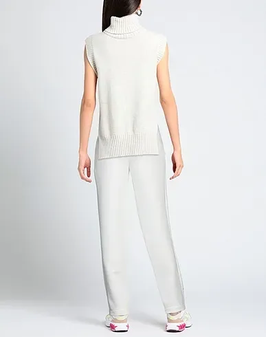 https://images.styletyx.com/images/white-synthetic-fabric-casual-pants-roccobarocco-1004405846_3.webp