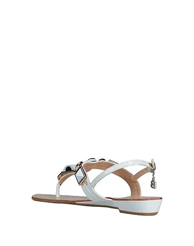 https://images.styletyx.com/images/white-techno-fabric-flip-flops-laura-biagiotti-2831758_3.webp