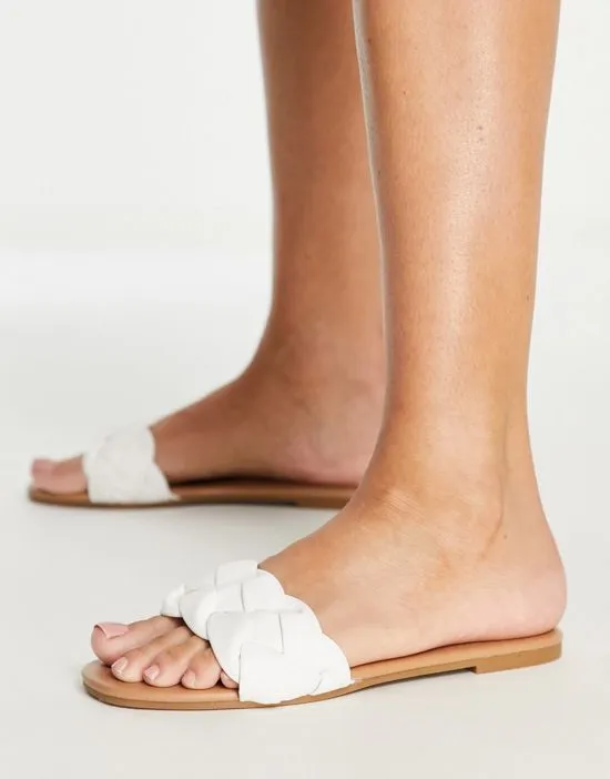 https://images.styletyx.com/images/wide-fit-plaited-mule-sandals-in-white-new-look-2787116_2.webp