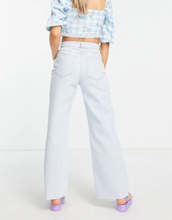 https://images.styletyx.com/images/wide-leg-dad-jeans-in-light-wash-blue-new-look-3228724_2.webp