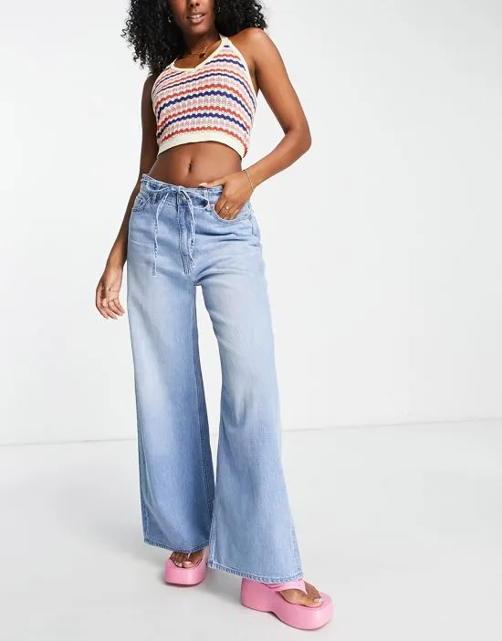 https://images.styletyx.com/images/wide-leg-drapey-jeans-in-heaven-blue-lblue-weekday-2988270_3.webp