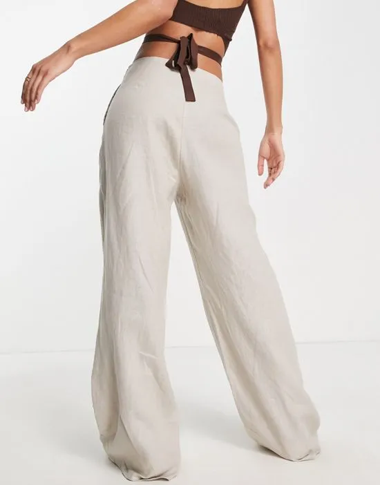 https://images.styletyx.com/images/wide-leg-linen-pants-in-beige-part-of-a-set-style-cheat-13318634_2.webp