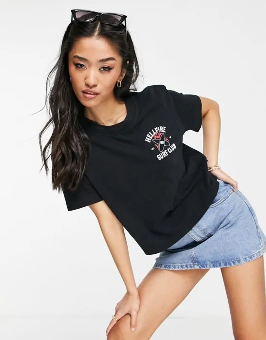 https://images.styletyx.com/images/x-stranger-things-hell-fire-86-cropped-t-shirt-in-black-quiksilver-2548179_2.webp