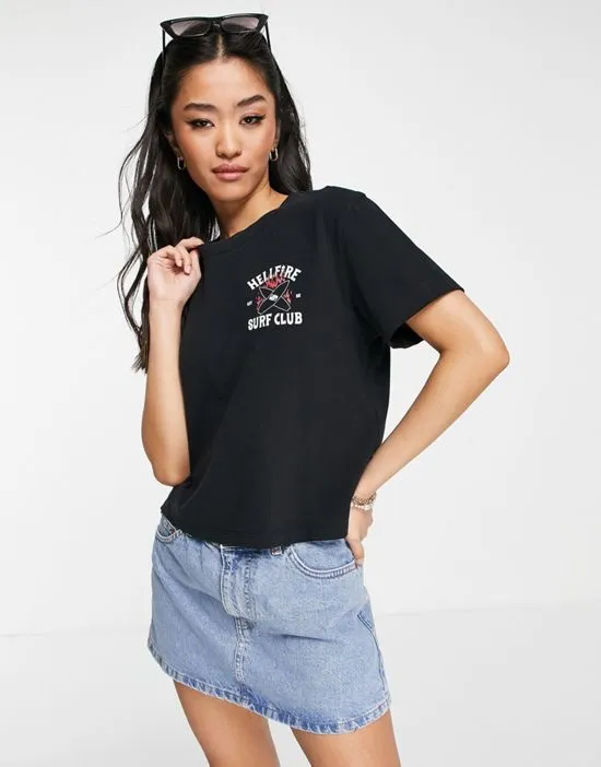 https://images.styletyx.com/images/x-stranger-things-hell-fire-86-cropped-t-shirt-in-black-quiksilver-2548179_4.webp