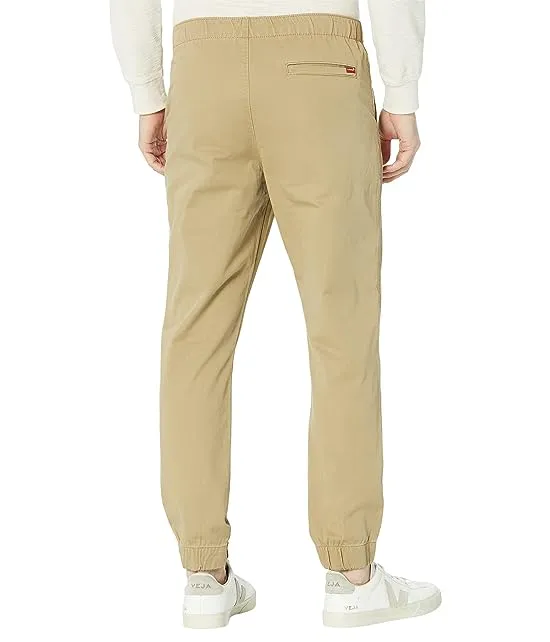 https://images.styletyx.com/images/xx-chino-joggers-iii-levi-s-16015266_2.webp