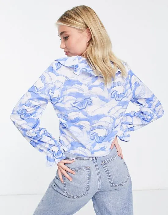 https://images.styletyx.com/images/yanni-blouse-in-blue-print-monki-1881913_2.webp