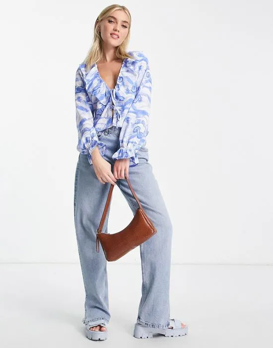 https://images.styletyx.com/images/yanni-blouse-in-blue-print-monki-1881913_3.webp