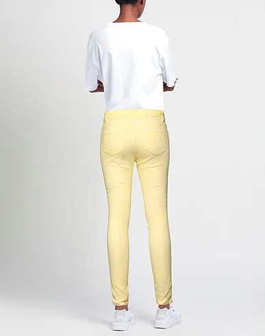 https://images.styletyx.com/images/yellow-denim-denim-pants-ermanno-di-ermanno-scervino-3208968_3.webp