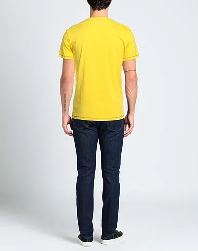 https://images.styletyx.com/images/yellow-jersey-t-shirt-guy-454020935_3.webp