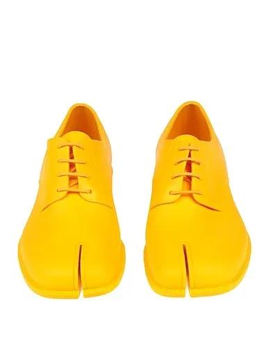 https://images.styletyx.com/images/yellow-laced-shoes-maison-margiela-3131705_4.webp