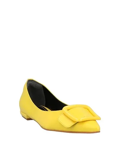 https://images.styletyx.com/images/yellow-leather-ballet-flats-gaudi-13375808_2.webp