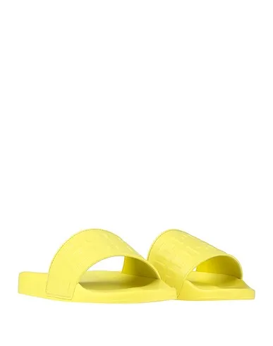https://images.styletyx.com/images/yellow-leather-sandals-givenchy-1006397445_2.webp