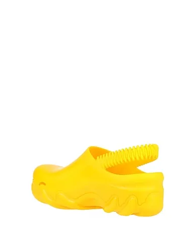 https://images.styletyx.com/images/yellow-mules-and-clogs-gcds-3211612_3.webp