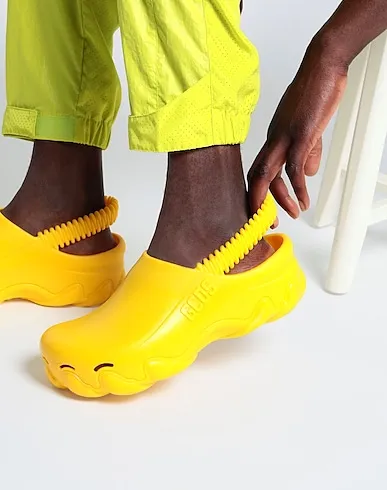 https://images.styletyx.com/images/yellow-mules-and-clogs-gcds-3211612_4.webp