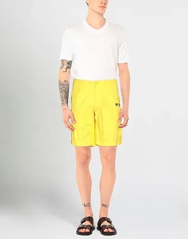 https://images.styletyx.com/images/yellow-plain-weave-shorts-bermuda-love-moschino-1006169953_2.webp