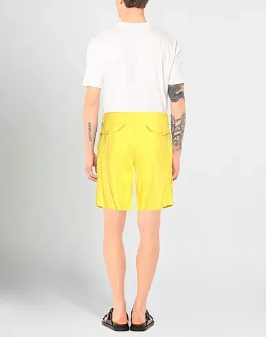 https://images.styletyx.com/images/yellow-plain-weave-shorts-bermuda-love-moschino-1006169953_3.webp