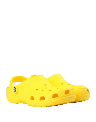 https://images.styletyx.com/images/yellow-sandals-crocs-13179729_4.webp