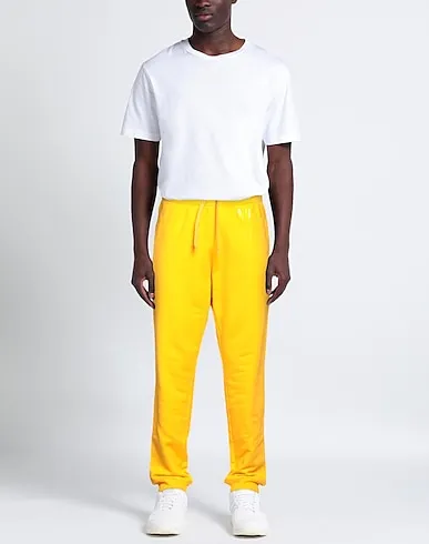 https://images.styletyx.com/images/yellow-sweatshirt-casual-pants-love-moschino-1224230906_2.webp