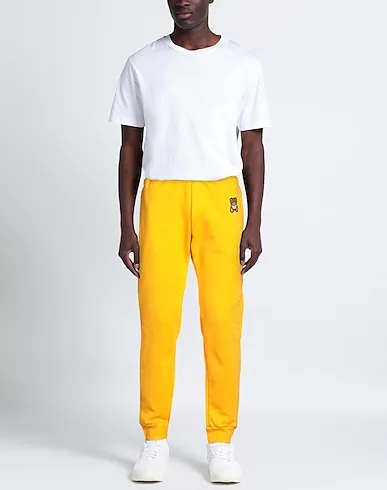 https://images.styletyx.com/images/yellow-sweatshirt-casual-pants-love-moschino-1224785918_2.webp