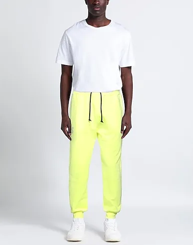 https://images.styletyx.com/images/yellow-sweatshirt-casual-pants-shoe-r-13560107_2.webp