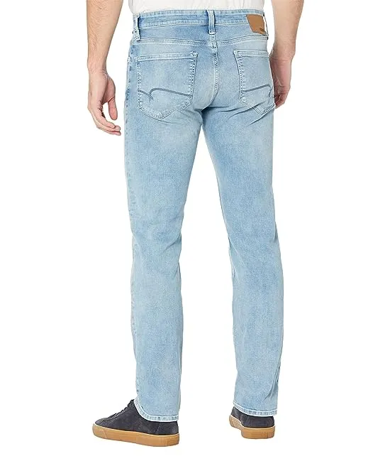 https://images.styletyx.com/images/zach-straight-leg-in-light-foggy-feather-blue-mavi-jeans-2716135_2.webp