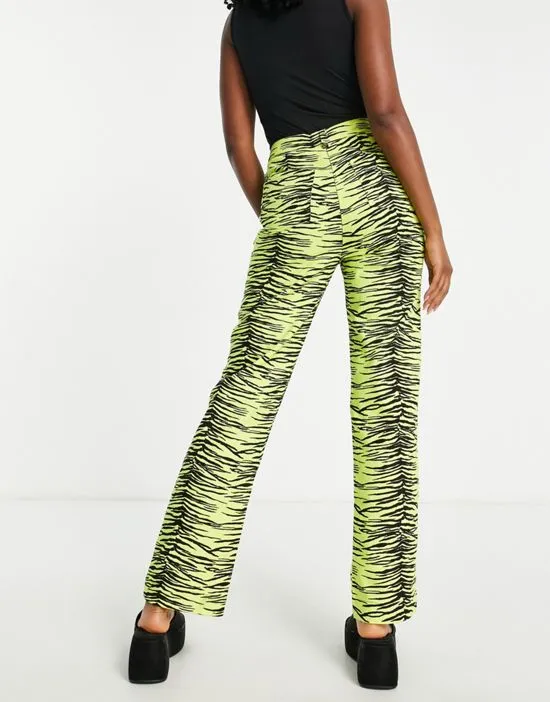 https://images.styletyx.com/images/zebra-print-denim-jeans-in-yellow-annorlunda-2341765_2.webp