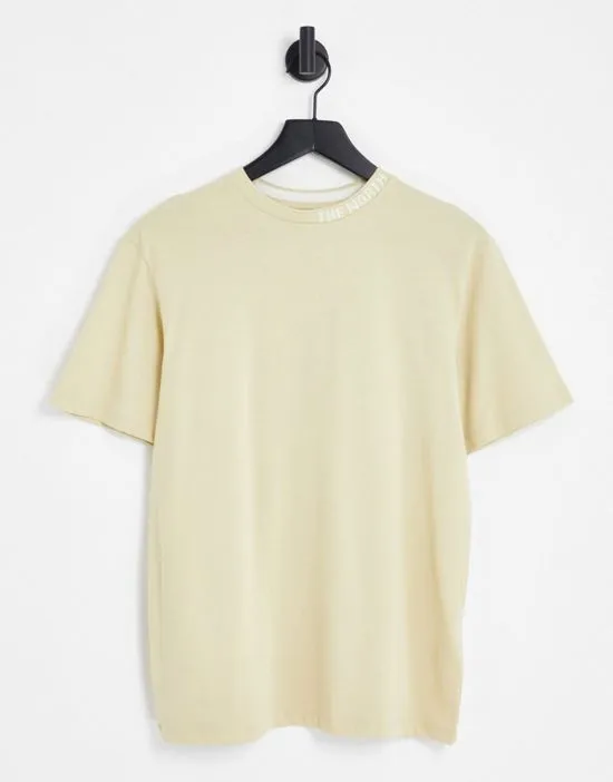 https://images.styletyx.com/images/zumu-t-shirt-in-beige-the-north-face-1877412_1.webp